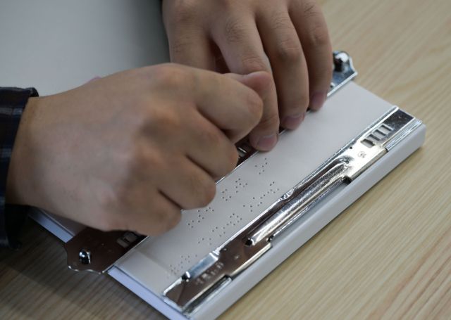 16일 의왕시 왕송호수공원 잔디광장에서 열린 '제46회 흰지팡이날 및 제99회 점자의날 기념 경기도시각장애인복지복지대회'중 점자경시대회 점자 속기 부문에 참가한 선수들이 속기 시험에 응시하고 있다. 윤원규기자