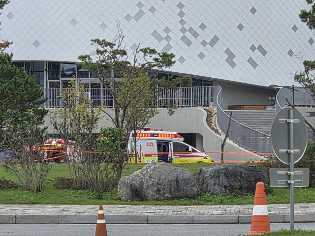 119구급차가 추락한 A씨를 이송하기 위해 대기하고 있다. 독자 제공