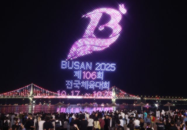 부산 광안리해수욕장에서 광안리 제106회 전국체육대회 기념공연 드론쇼가 펼쳐지고 있다. 연합뉴스