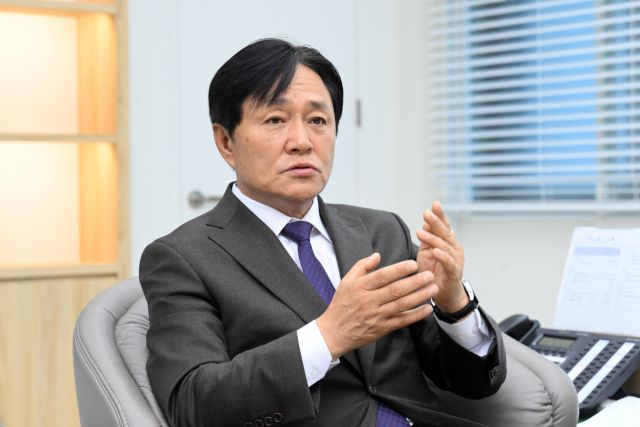 박용철 인천 강화군수가 16일 취임 1주년 인터뷰에서 강화지역 발전을 위한 ‘도약의 시대’를 뒷받침할 주요 정책을 설명하고 있다. 조병석기자