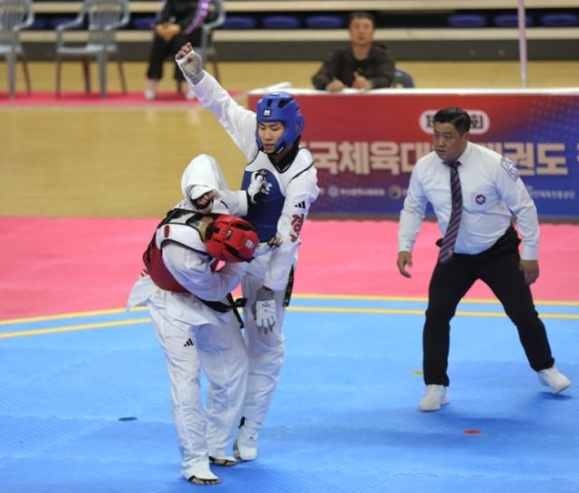 지난 15일 부산 강서체육공원 실내체육관에서 열린 제106회 전국체육대회 태권도 남자일반부 68kg급 결승에서 진호준(수원특례시청)이 상대 이기범(대구 한국가스공사)에 공격을 시도하고 있다. 경기도태권도협회 제공