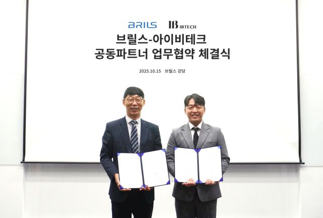 전진 브릴스 대표이사(왼쪽)와 김진우 아이비테크 대표가 15일 인천 연수구 브릴스 본사에서 로봇 공급 확대 및 자동화 솔루션 개발을 위한 업무협약을 한 뒤 기념촬영을 하고 있다. 브릴스 제공