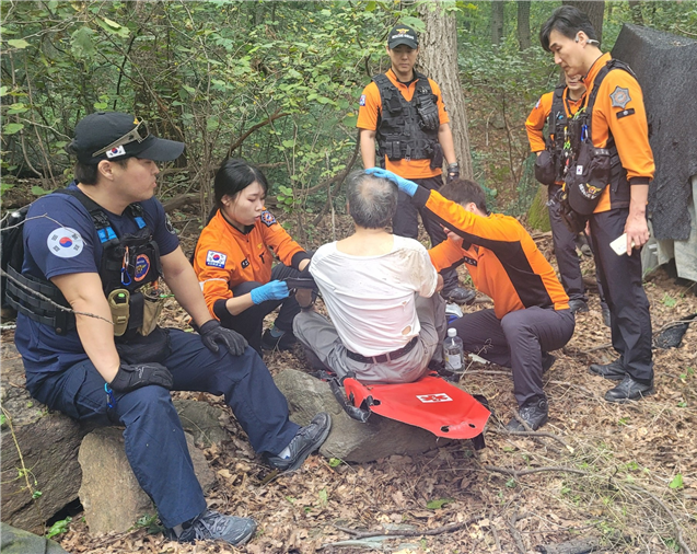 야산에서 도토리를 줍다 철조망에 옷에 걸린 80대 남성이 소방에 의해 구조됐다. 성남소방서 제공