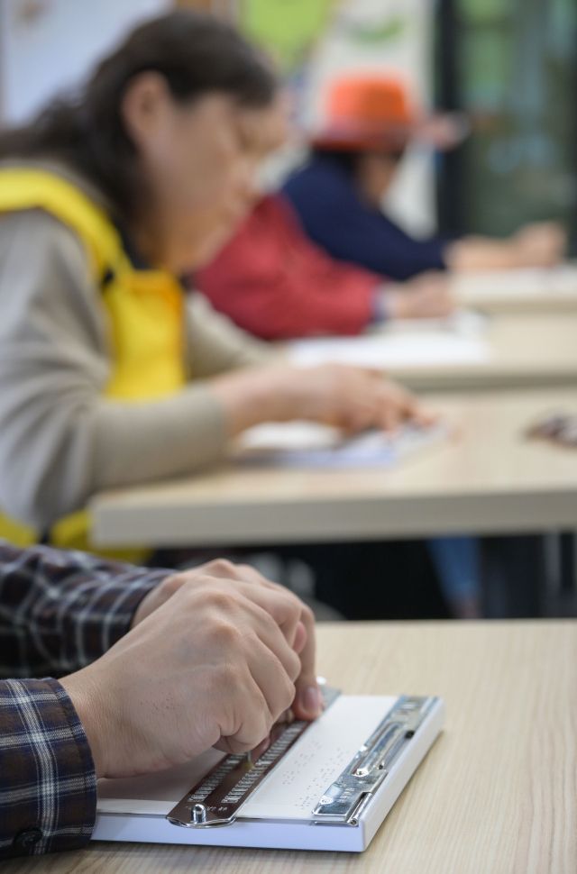 16일 의왕시 왕송호수공원 잔디광장에서 열린 '제46회 흰지팡이날 및 제99회 점자의날 기념 경기도시각장애인복지복지대회'중 점자경시대회 점자 속기 부문에 참가한 선수들이 속기 시험에 응시하고 있다. 윤원규기자