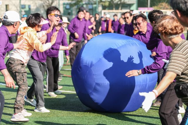 제37회 의왕시 시민의 날 기념식 및 한마음 명랑운동회가 오는 18일 부곡체육공원에서 개최된다. 사진은 지난해 열린 시민의 날 기념 한마음 명랑운동회 모습. 의왕시 제공