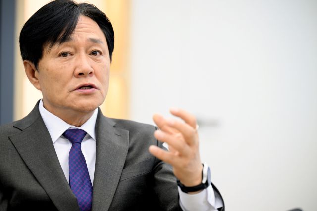 박용철 인천 강화군수가 16일 취임 1주년 인터뷰에서 강화지역 발전을 위한 ‘도약의 시대’를 뒷받침할 주요 정책을 설명하고 있다. 조병석기자