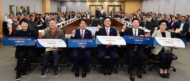 박용철 인천 강화군수가 2025년 7월2일 열린 국립 강화고려박물관 건립 필요성 토론회에서 국민의힘 배준영 국회의원(중·강화·옹진) 등과 함께 기념촬영을 하고 있다. 강화군 제공