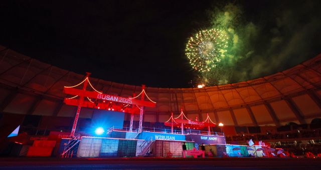 17일 부산 아시아드주경기장에서 열린 제106회 전국체육대회 개회식에서 폭죽이 터지고 있다. 연합뉴스