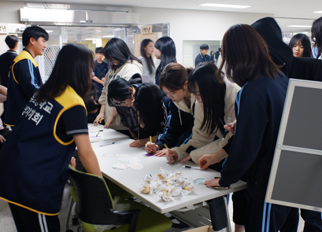 운유고가 16일부터 17일까지 세계 식량의 날을 맞아 월드비전 세계시민학교에서 주관하는 ‘Enough, Three Zero 캠페인(기아 제로·잔반 제로·탄소 제로)’을 실시했다. 운유고 제공