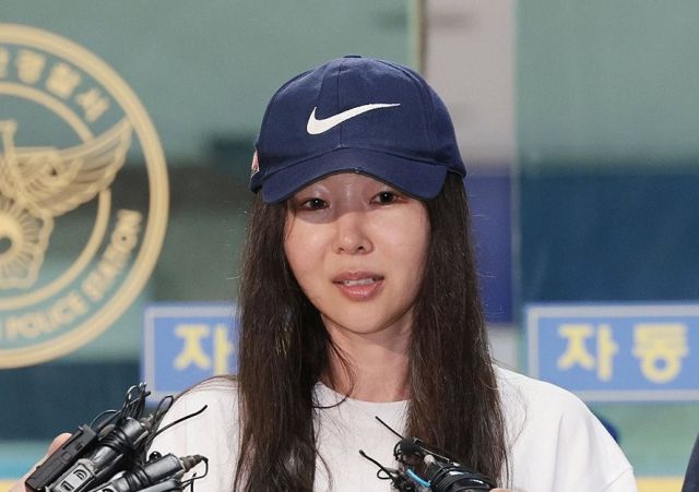 민희진 전 어도어 대표가 지난 6월9일 '업무상 배임' 혐의 관련 첫 소환 조사를 마친 뒤 서울 용산경찰서를 나서며 취재진 질문에 답하고 있다. 연합뉴스