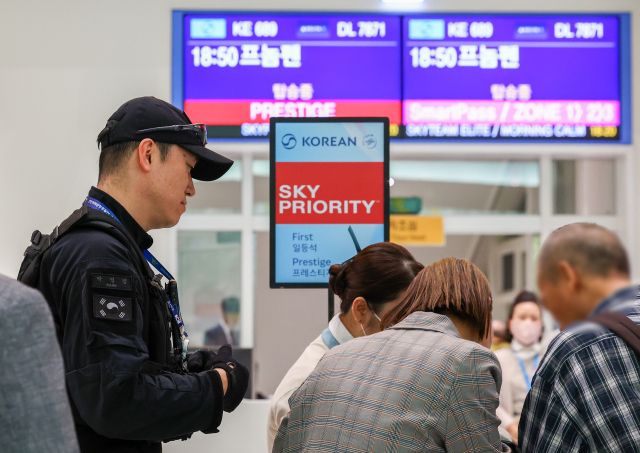 한 경찰이 공항에서 캄보디아 수도 ‘프놈펜’으로 가는 비행기 탑승객들 대상으로 안전활동을 벌이고 있다. 연합뉴스