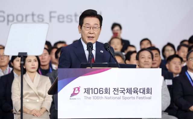 이재명 대통령이 17일 부산 아시아드주경기장에서 열린 제106회 전국체육대회 개회식에서 기념사하고 있다. 연합뉴스