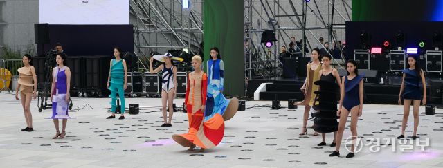 18일 오후 경기도담뜰에서 경기도민의 날을 맞아 열린 그린(Green) 페스티벌에서 폐의류 및 업사이클링된 재료로 만든 의류를 입은 모델들이 런웨이를 펼치고 있다. 윤원규기자