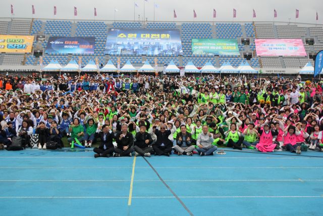 18일 수원종합운동장서 열린 제69회 수원시 한마음체육대회 개회식에서 이재준 수원특례시장, 이재식 수원시의회 의장, 박광국 수원시체육회장, 곽영붕 시 체육회 종목단체위원회 위원장을 비롯한 시민 1만여명이 기념촬영을 하고 있다. 수원시체육회 제공