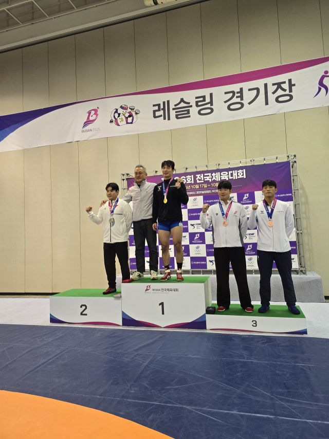 레슬링 남자 일반부 그레꼬로만형 77kg급에 출전해 금메달을 딴 이경빈(인천환경공단)이 기념 사진을 찍고 있다. 인천시체육회 제공