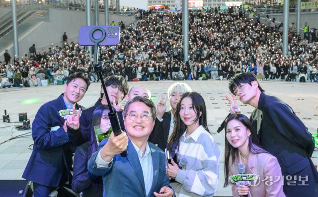 18일 오후 경기도담뜰에서 경기도민의 날을 맞아 열린 그린(Green) 페스티벌에서 김동연 경기도지사와 경기도 홍보대사로 위촉된 유튜버 쯔양과 비트펠라하우스가 기념촬영을 하고 있다. 이번 행사는 도지사와 도민이 함께 민선8기 4년차 정책을 공유하고 현장에서 소통을 위해 마련됐다. 윤원규기자