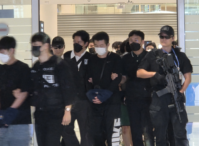 18일 오전 인천 중구 인천국제공항 제2여객터미널 입국장 B게이트에서 캄보디아 당국의 범죄 단속에 적발돼 현지 유치장에 구금됐던 한국인들이 나오고 있다. 정성식기자