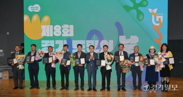 2025년 제8회 경기도민의 날, 지방자치30주년 기념행사가 열린 18일 오후 경기도청 다산홀에서 열린 김동연 경기도지사가 경기도 시·군 이통장 수상자들이 기념촬영을 하고 있다. 윤원규기자