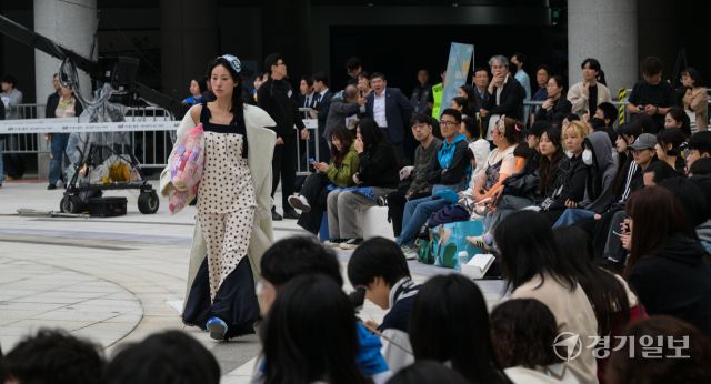 18일 오후 경기도담뜰에서 경기도민의 날을 맞아 열린 그린(Green) 페스티벌에서 폐의류 및 업사이클링된 재료로 만든 의류를 입은 모델들이 런웨이를 펼치고 있다. 윤원규기자