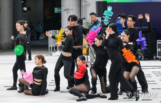 18일 오후 경기도담뜰에서 경기도민의 날을 맞아 열린 그린(Green) 페스티벌에서 폐의류 및 업사이클링된 재료로 만든 의류를 입은 모델들이 런웨이를 펼치고 있다. 윤원규기자