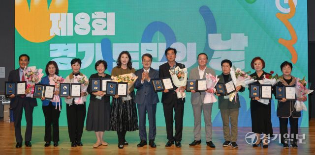 2025년 제8회 경기도민의 날, 지방자치30주년 기념행사가 열린 18일 오후 경기도청 다산홀에서 열린 김동연 경기도지사가 경기도 시·군 이통장 수상자들이 기념촬영을 하고 있다. 윤원규기자