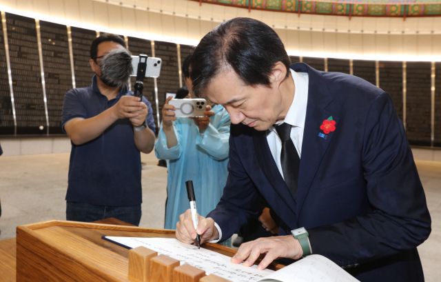 조국혁신당 조국 비상대책위원장이 18일 오전 제주4·3평화공원을 찾아 참배하고 나서 방명록에 글을 쓰고 있다. 연합뉴스