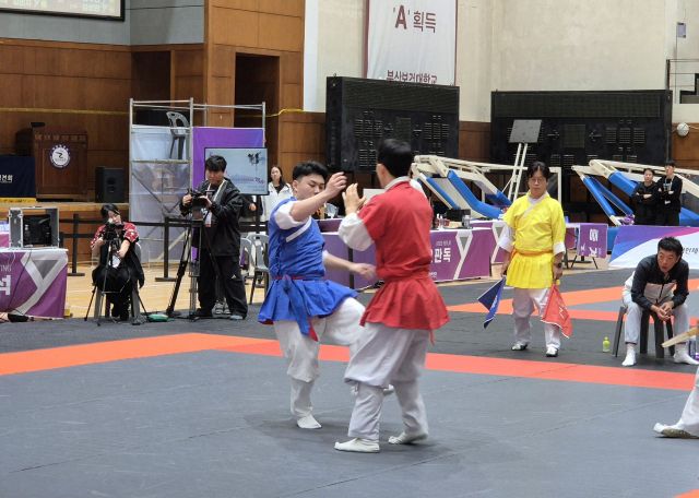 19일 부산 보건대 체육관에서 제106회 전국체육대회 택견 경기가 열리는 가운데, 경기도는 택견 종목에서 3개의 금메달을 추가했다. 임창만기자