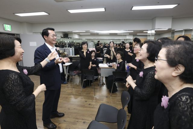 정명근 화성특례시장(왼쪽 두 번째)이 지난 18일 공연에 앞서 합창단원들을 격려하고 있다. 화성특례시 제공