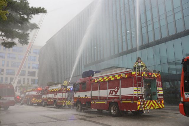 김포소방서 소방대원들이 국민은행통합IT센터를 향해 화재진압 훈련을 실시하고 있다. 김포소방서 제공