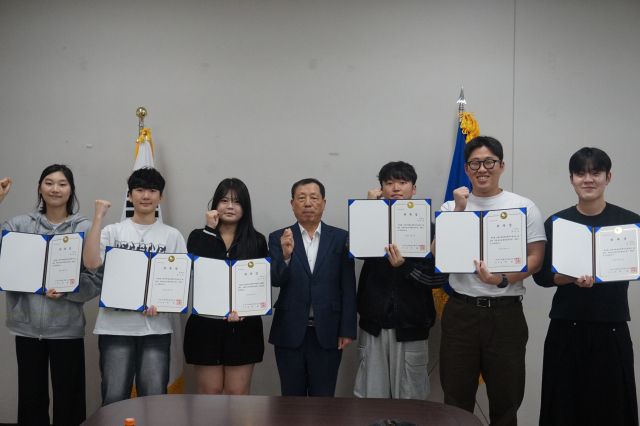 수원범피 관계자들과 경기대학교 공공안전학 동아리 ‘또바기’ 소속 학생들이 대학생봉사단 위촉식을 열고 기념촬영을 하고 있다. 수원지역범죄피해자지원센터 제공