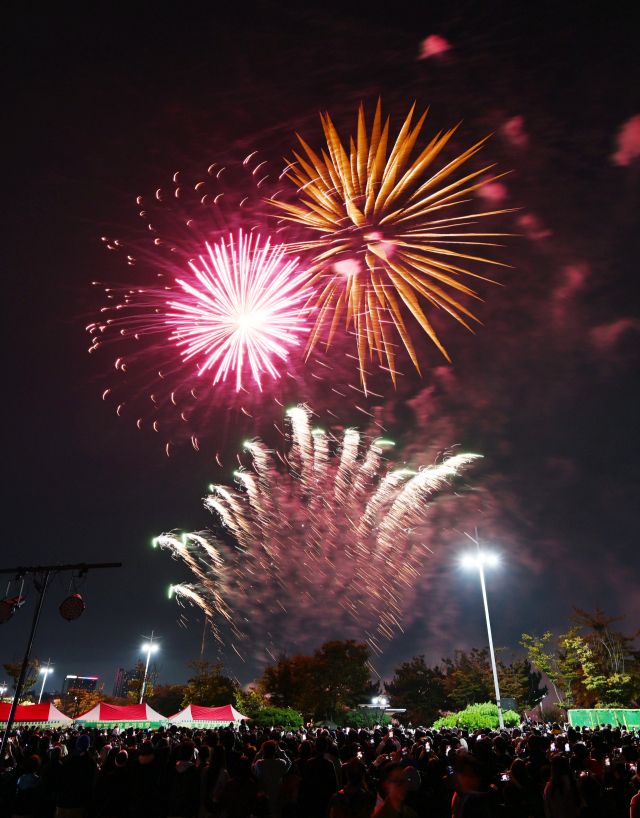 인천 중구와 중구문화재단이 마련한 불꽃축제 현장. 조병석 기
