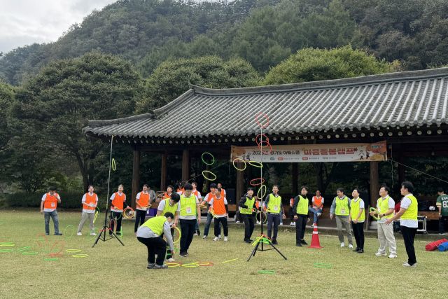 18~19일 가평 좋은아침연수원에서 진행된 ‘경기도 아빠스쿨’ 참여자들이 화합의 시간을 즐기고 있다. 경기도여성가족재단 제공