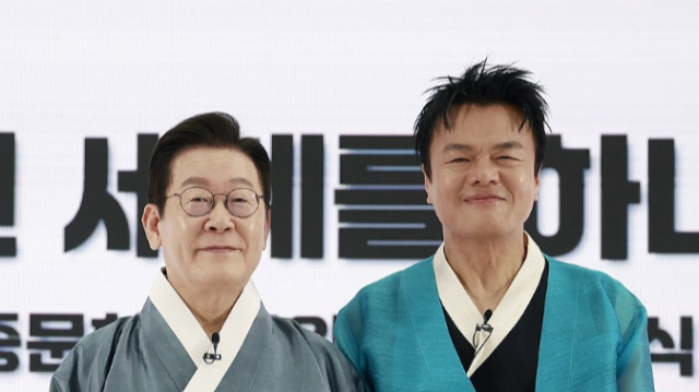 ▲이재명 대통령이 1일 경기 고양시 킨텍스에서 열린 대중문화교류위원회 출범식에서 박진영 공동위원장에게 위촉장을 수여한 뒤 기념촬영을 하고 있다. 연합뉴스