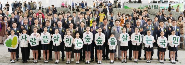 ‘2025 대한민국 신림박람회’가 10월 18일 광주시 곤지암도자공원에서 '사람을 살리는 숲, 숲을 살리는 국민'을 주제로 성대하게 개막했다. 행사 기간 동안 관람객들은 산림 보호의 중요성과 숲의 생명력을 체험할 수 있는 기회를 제공받으며 환경에 대한 새로운 인식을 갖게 될 것으로 기대된다.(광주시제공)