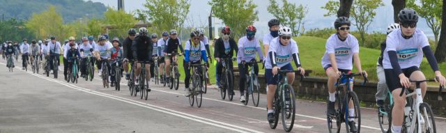 ‘제1회 영종 바람길 라이딩 페스타’ 참가자들이 줄지어 라이딩을 즐기고 있다. 조주현 기자