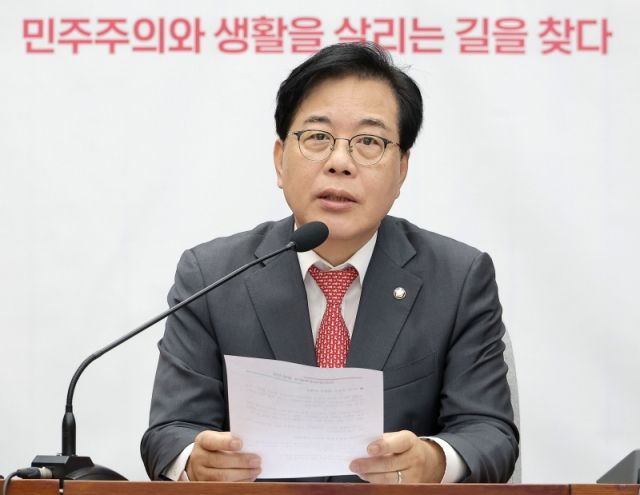국민의힘 송언석 원내대표가 17일 서울 여의도 국회에서 열린 국정감사 대책회의에서 발언하고 있다. 연합뉴스