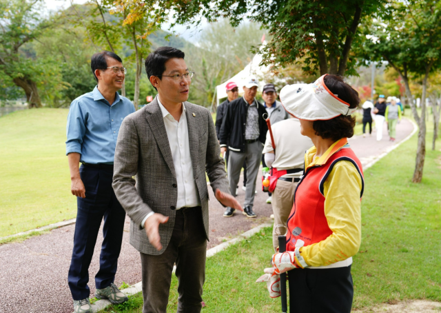 포천시의회 임종훈 의장이 화천군 산천어파크골프장을 방문해 시설 전반을 꼼꼼히 살피고, 파크골프를 즐기는 주민들과 직접 대화하며 현장의 의견을 청취하고 있다. 포천시의회 제공