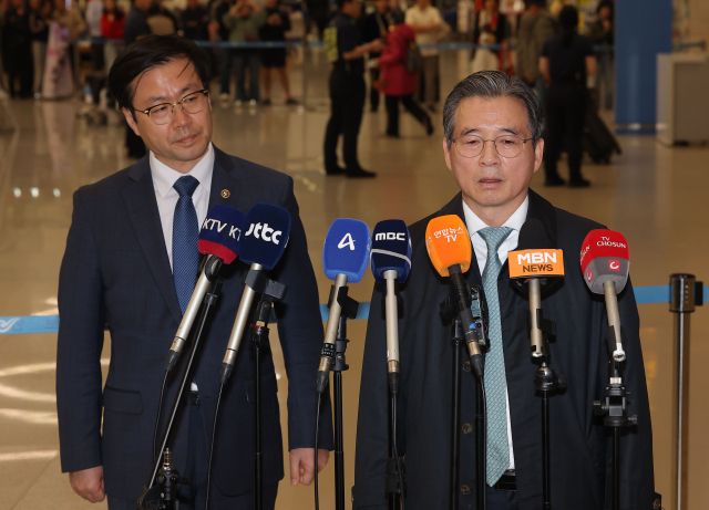 한미 관세협상 후속 논의를 위해 미국 워싱턴DC를 찾은 김용범 대통령실 정책실장(오른쪽)과 여한구 통성교섭본부장이 19일 인천국제공항 제2여객터미널을 통해 귀국한 뒤 발언하고 있다. 연합뉴스