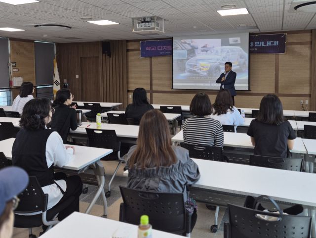 이천교육지원청이 지역 내 학부모들을 대상으로 디지털 기반 학생 맞춤교육 연수를 실시했다. 이천교육지원청 제공
