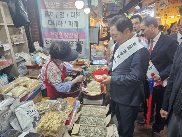 김선교 국민의힘 경기도당위원장이 2일 민족 대명절 추석을 앞두고 전통시장 활성화와 서민경제 회복을 응원하기 위해 수원 전통시장을 찾았다. 국민의힘 경기도당 제공