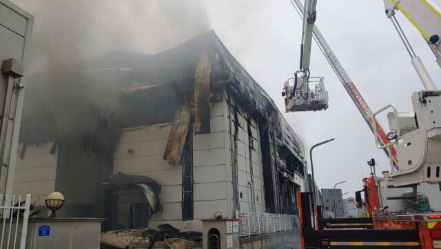 2024년 6월24일 화성시 서신면에 있는 아리셀 리튬 배터리 제조 공장 화재 현장 모습. 경기일보DB