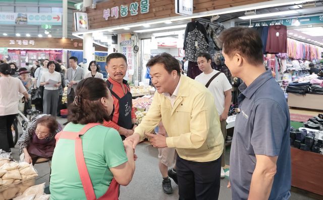 임병택 시흥시장 추석명절 앞두고 삼미시장을 찾아 상인들과 악수하고 있다. 시흥시 제공