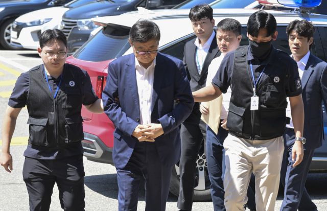 2024년 8월 ‘화성 아리셀 공장 화재’와 관련해 박순관 아리셀 대표와 아들 박중언 총괄본부장이 영장실질심사를 마치고 수원남부경찰서 유치장으로 이동하고 있다. 경기일보DB