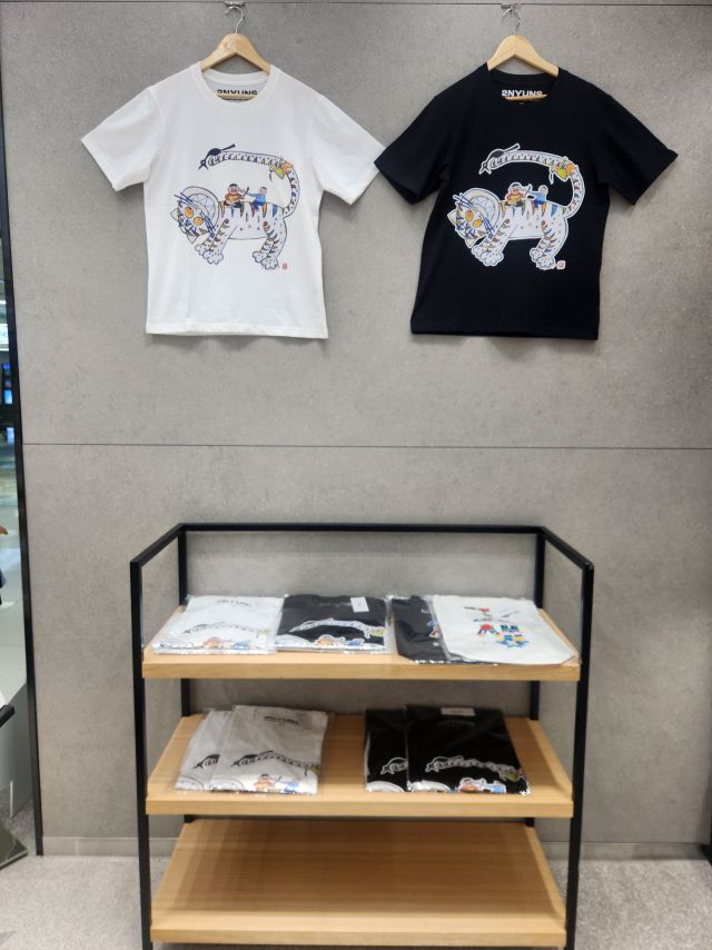 투앤윤(2ANDYUNS) 롯데면세점 매장 전경 및 제품 사진. 세컨드스토리(SECUND STORY) 제공