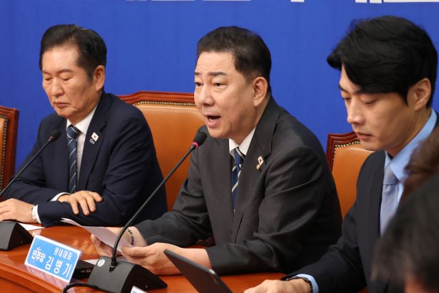 2일 더불어민주당 김병기 원내대표가 국회에서 열린 최고위원회의에서 발언하고 있다. 연합뉴스