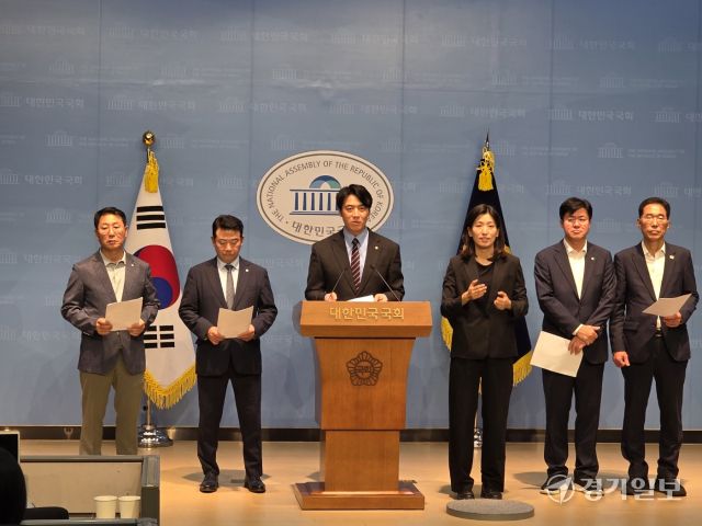 김영환·박정·한준호·박상혁·김주영 의원이 지난달 18일 국회 소통관에서 일산대교 전면 무료화 기자회견을 하고 있다. 김현철 기자