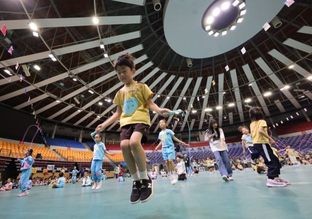 수원시유치원연합회가 2일 수원종합운동장 실내체육관에서 ‘제3회 한마음 줄넘기 대회’를 개최했다. 수원시유치원연합회 제공