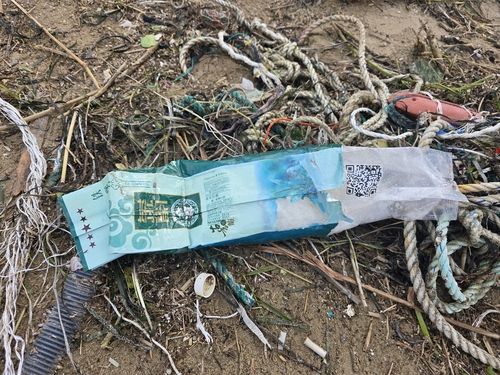 우롱차 형태로 포장된 마약 의심 물질. 동해지방해양경찰청 제공