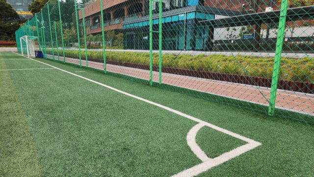 광명시민운동장 축구장에 설치된 철제 펜스. 한준호기자