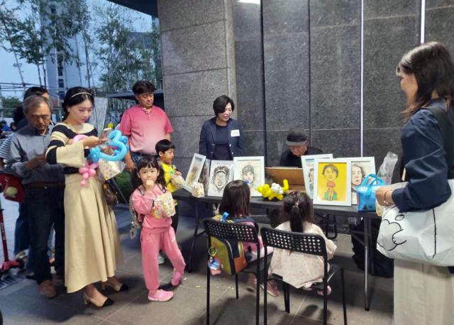 지난 17일 갈현동 ‘푸르지오 라비엔오’ 아파트에서 입주민들이 함께 참여한 주민 화합 행사가 개최됐다. 과천시 제공